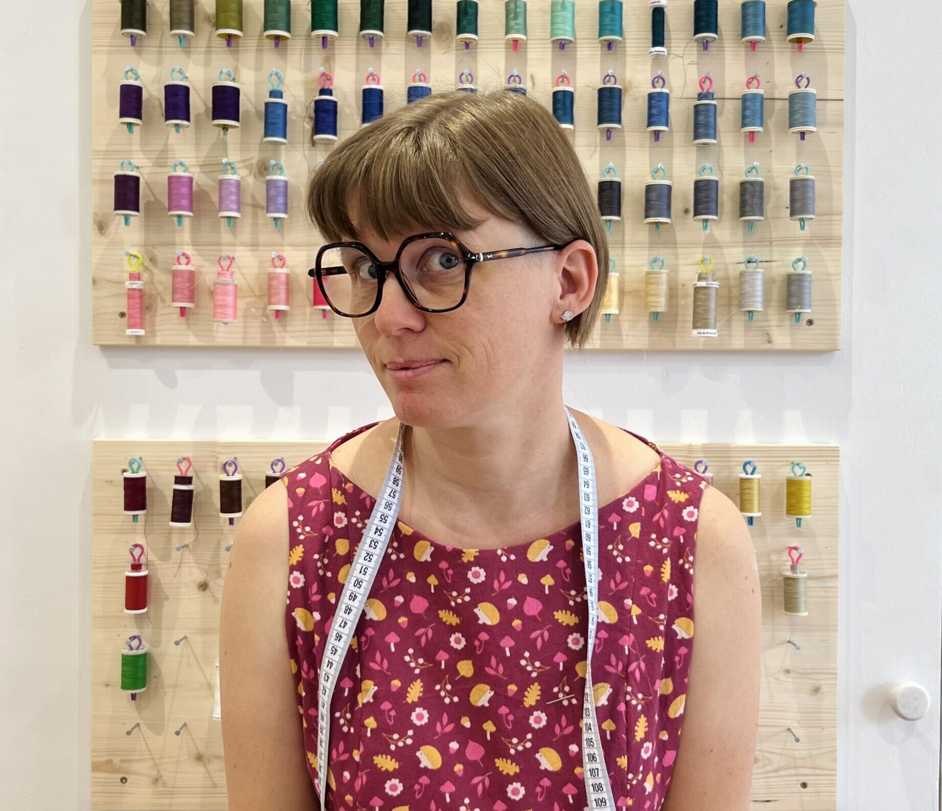 Isabelle Saelens couturière sur find de bibines de fils multicolore