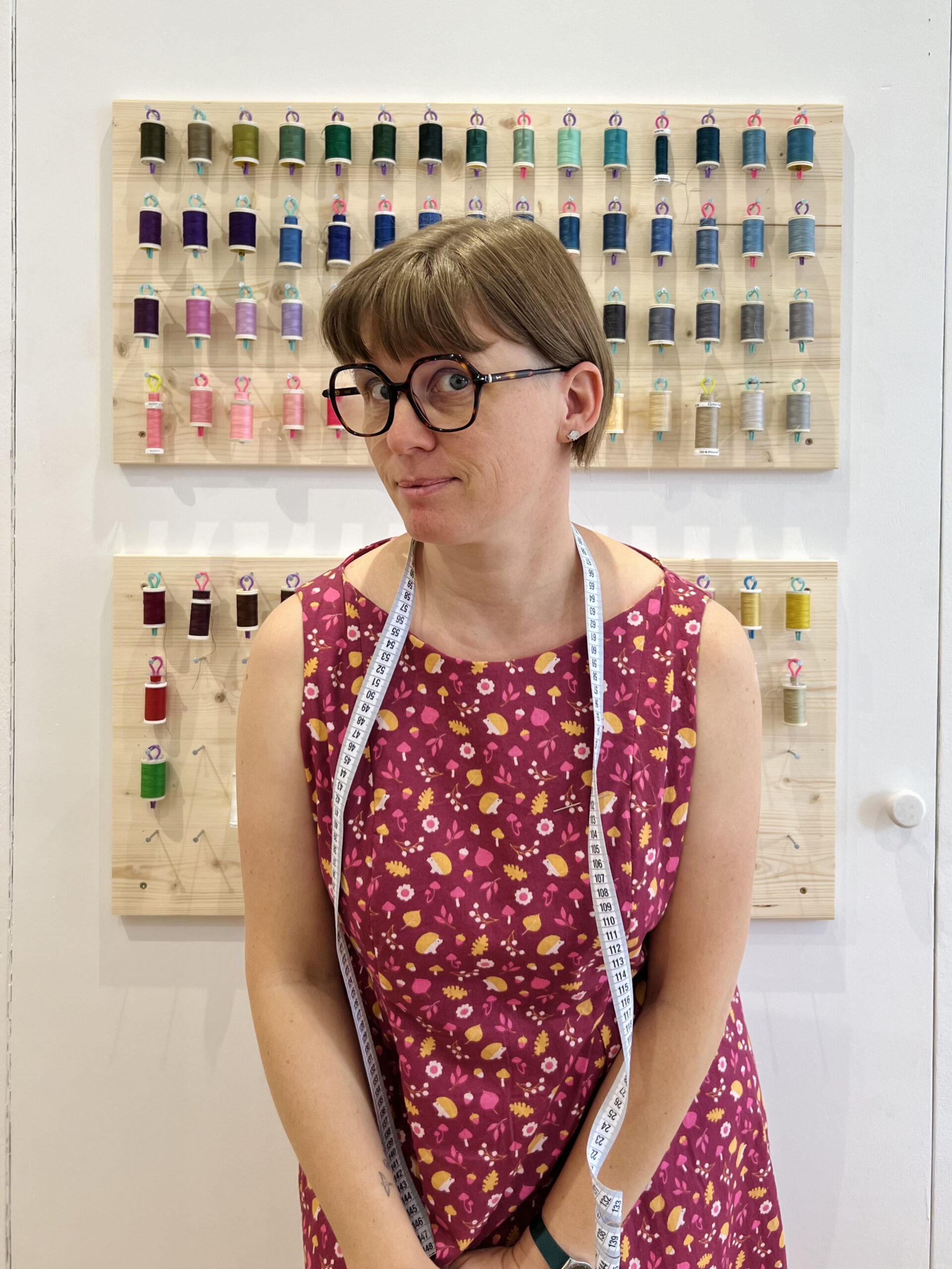 Isabelle Saelens couturière sur find de bibines de fils multicolore